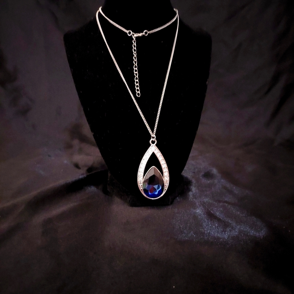 Paparazzi Jewelry Necklace ~ Notorious Noble - blue